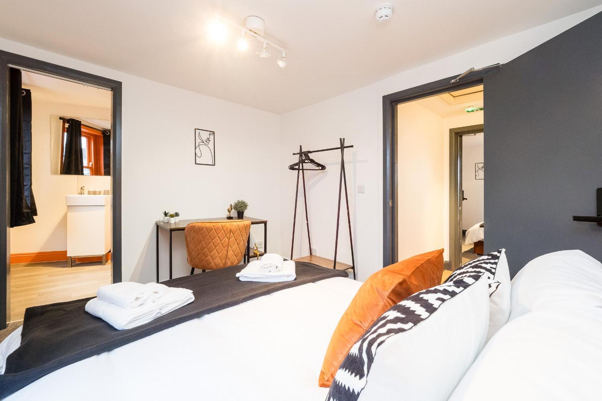 Spacious 6 Ensuite Bedroom House In Лондон