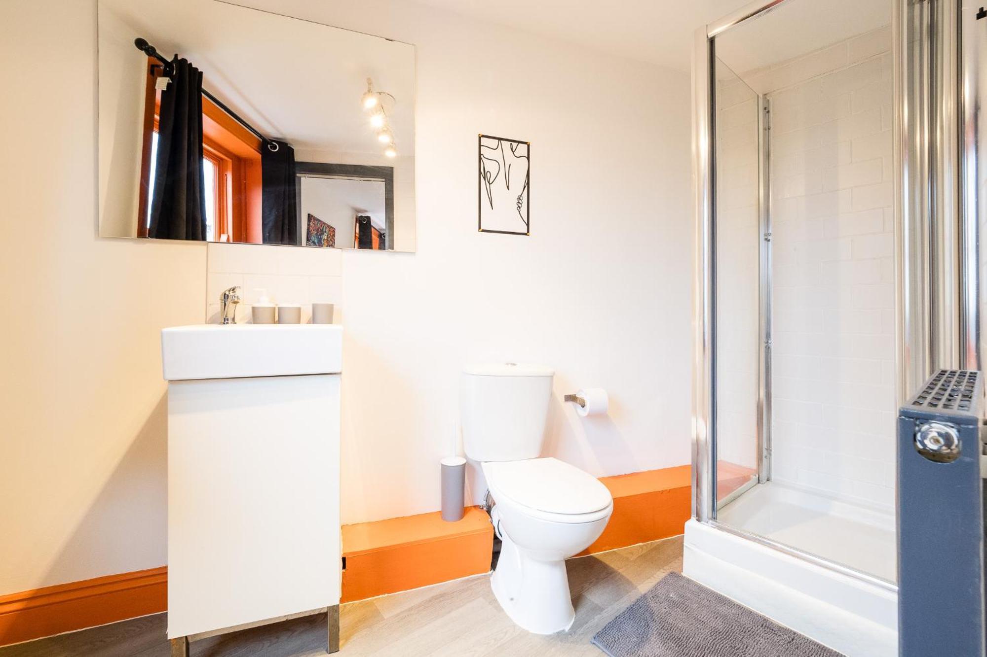 Spacious 6 Ensuite Bedroom House In Дом отдыха Лондон