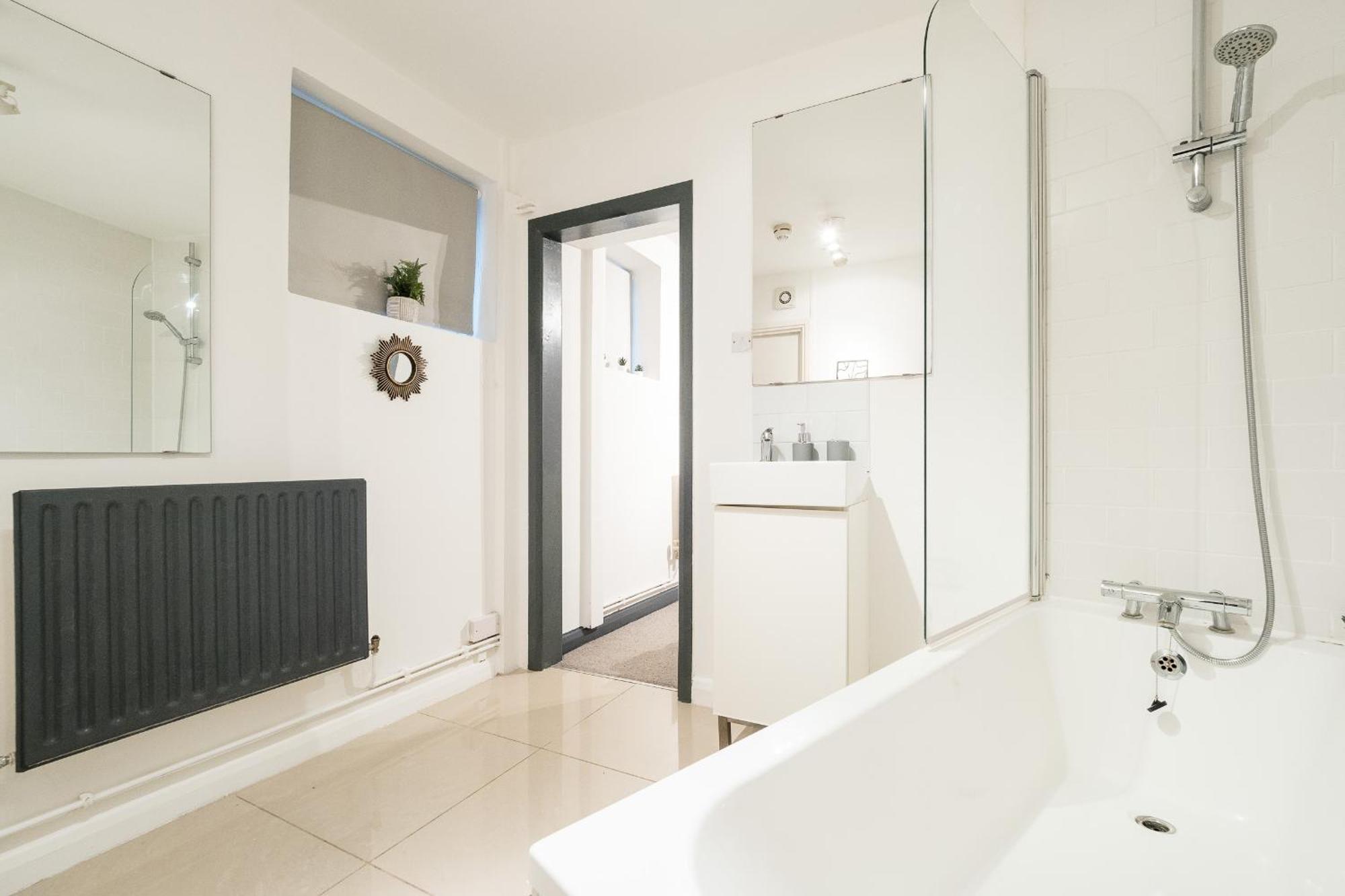 Spacious 6 Ensuite Bedroom House In Дом отдыха Лондон