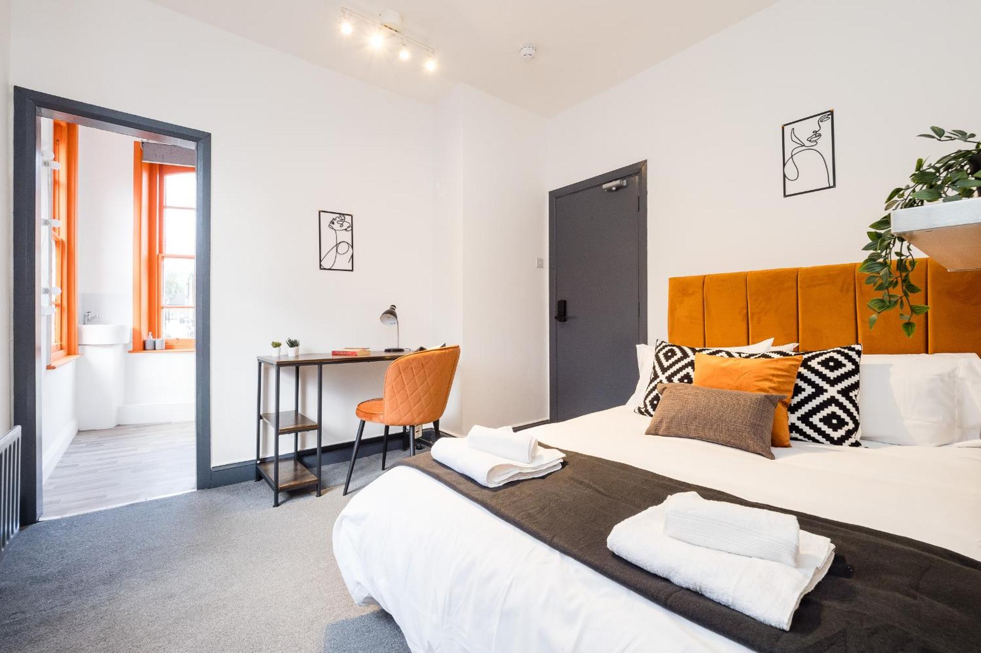 Дом отдыха Spacious 6 Ensuite Bedroom House In *