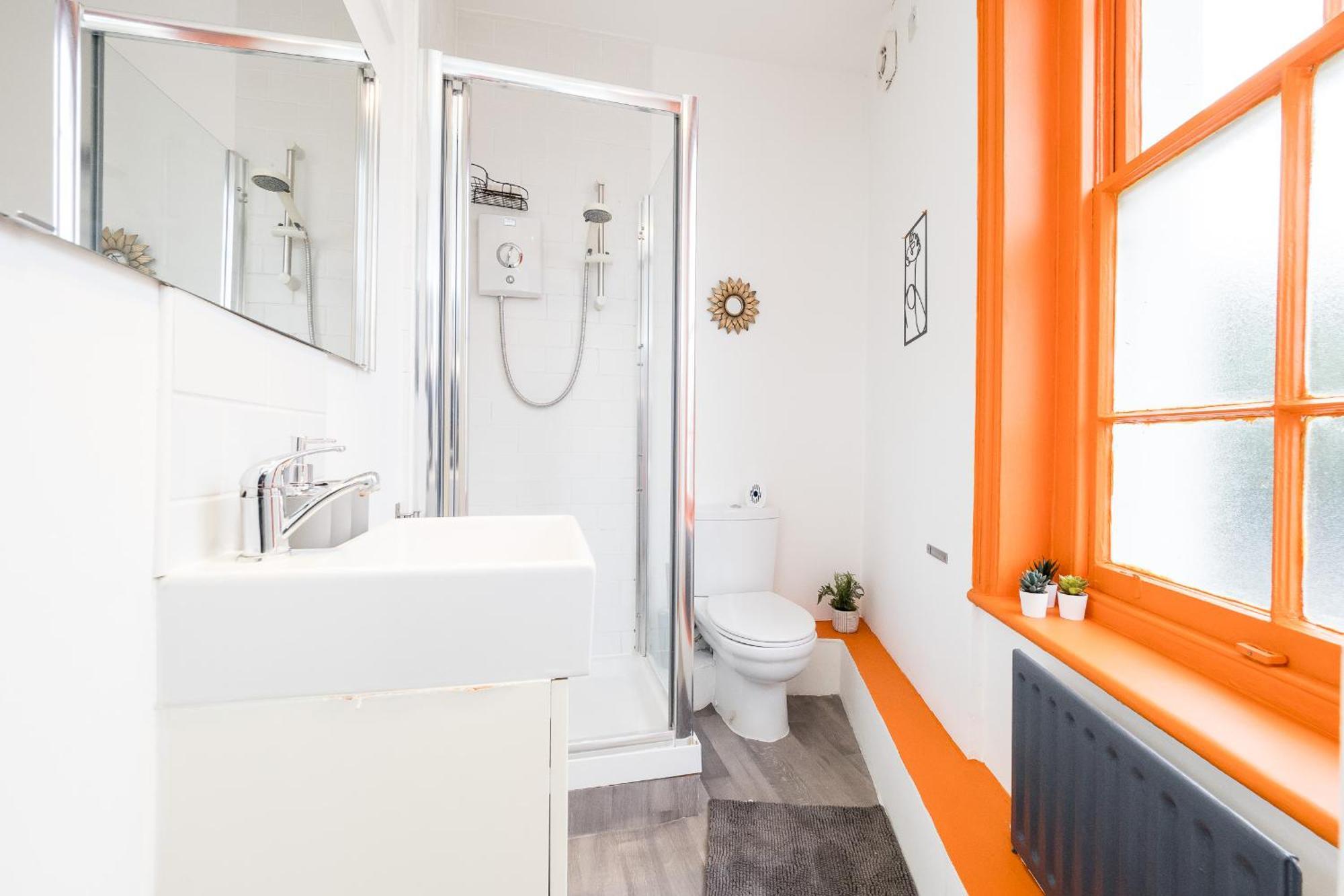 Spacious 6 Ensuite Bedroom House In Дом отдыха Лондон