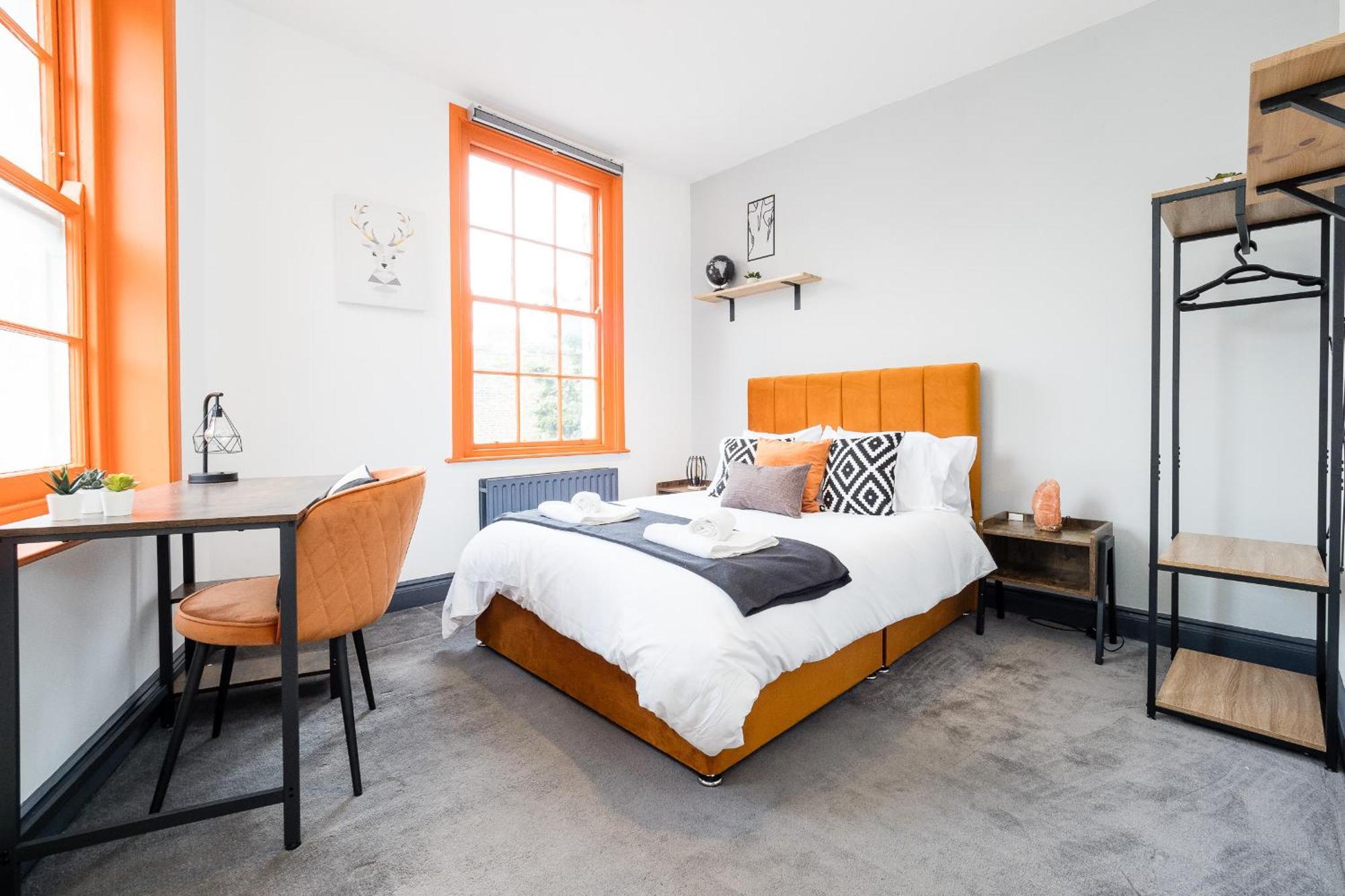 Spacious 6 Ensuite Bedroom House In Лондон