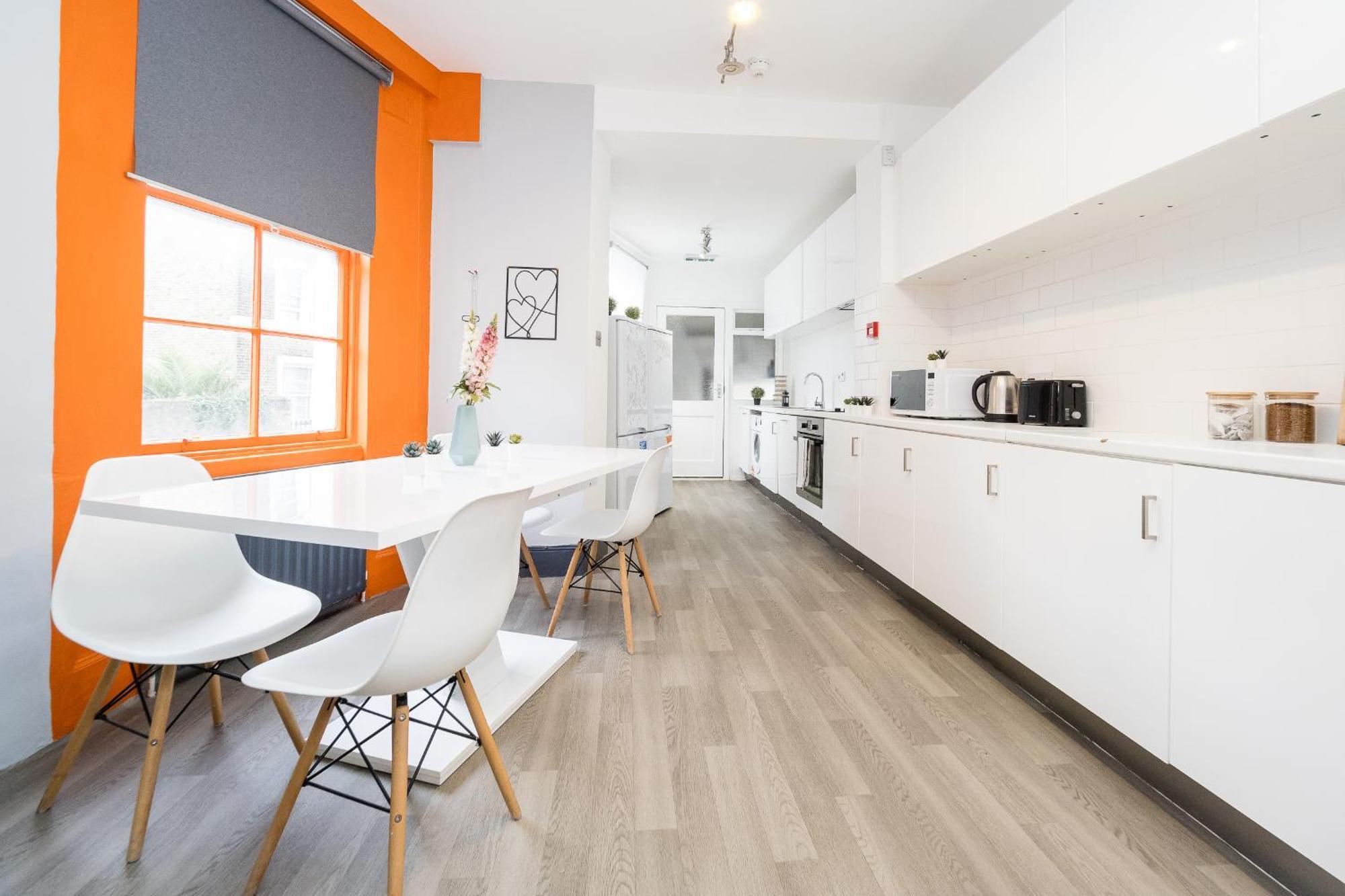 Spacious 6 Ensuite Bedroom House In Лондон